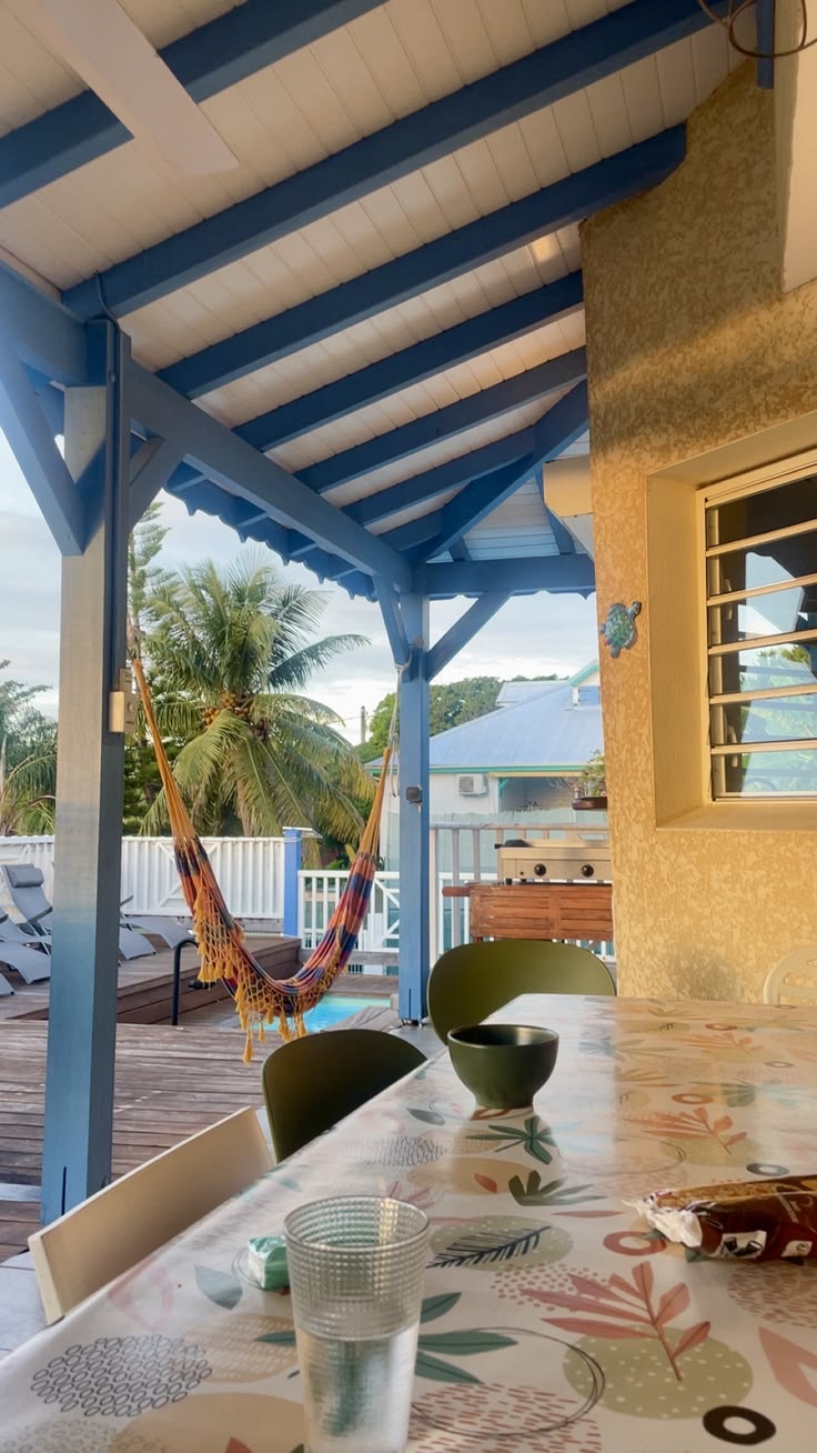 Casa de temporada com varanda coberta, mesa posta e área da piscina