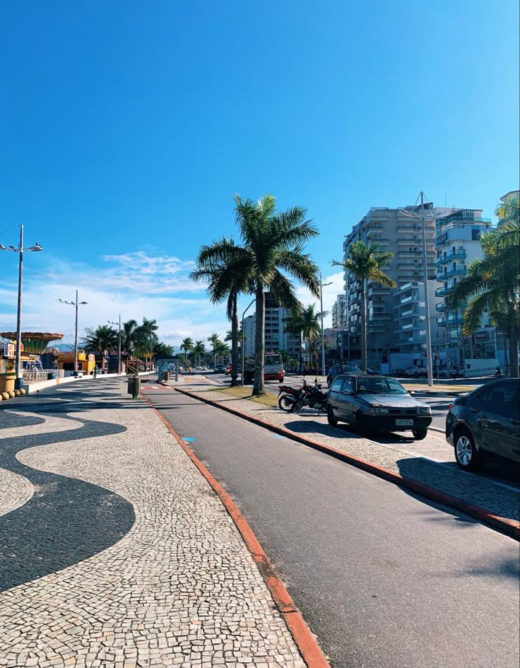 Vista dos prédios e do calçadão da orla de Caraguatatuba